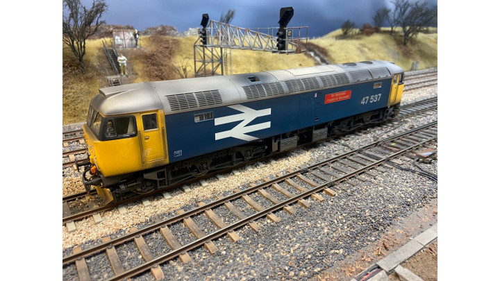 Class 47 47640 ‘University of Strathclyde’ in large logo blue livery with medium Weathering - DCC Sound Fitted