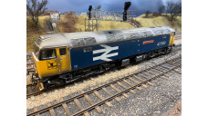 Class 47 47550 ‘University of Dundee’  in large logo blue livery with Winter Weathering and snowploughs - DCC Ready